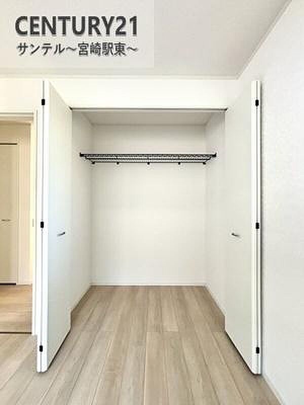 容量に余裕のあるクローゼットです！ご夫婦のお洋服などを入れても十分な収納量♪