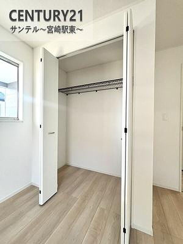 各部屋に収納がございます。