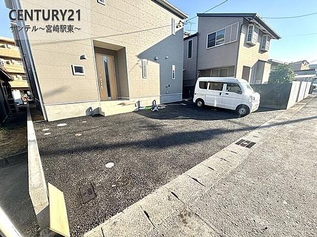 駐車場は4台並列駐車可能!※車種による。スペースも広く駐車が苦手な方でも楽に駐車可能です(^^♪