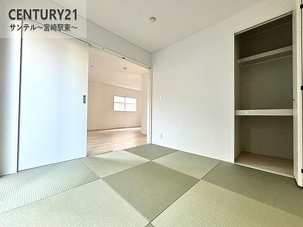 和室です♪リビング横に和室があることで和と洋の雰囲気を味わえ素敵な空間を演出でき、お子様の遊び部屋や客間としても利用できます♪