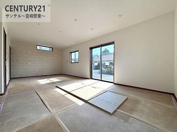 16帖の広々としたリビング♪カウンターキッチンからリビングにいるご家族やお子様の様子が見えるので、コミュニケーションがとりながら、ご家族の大切な時間を共有できるリビングスペースです♪