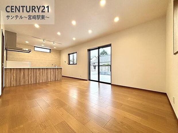 16帖の広々としたリビング♪カウンターキッチンからリビングにいるご家族やお子様の様子が見えるので、コミュニケーションがとりながら、ご家族の大切な時間を共有できるリビングスペースです♪