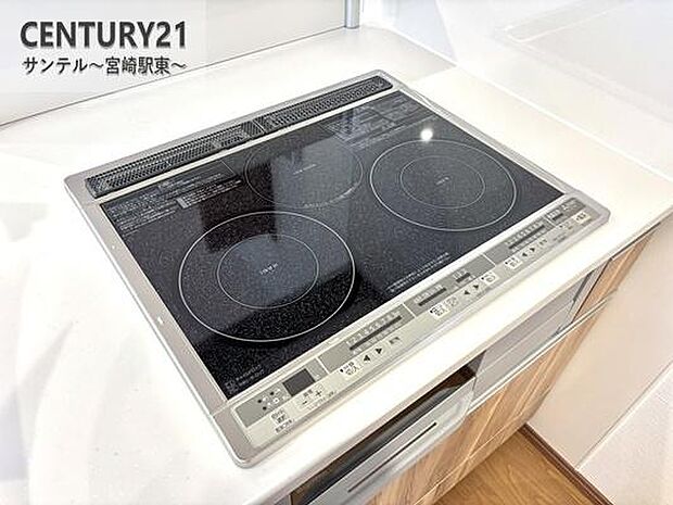 3口のIHクッキングヒーターとグリル付のシステムキッチンです。