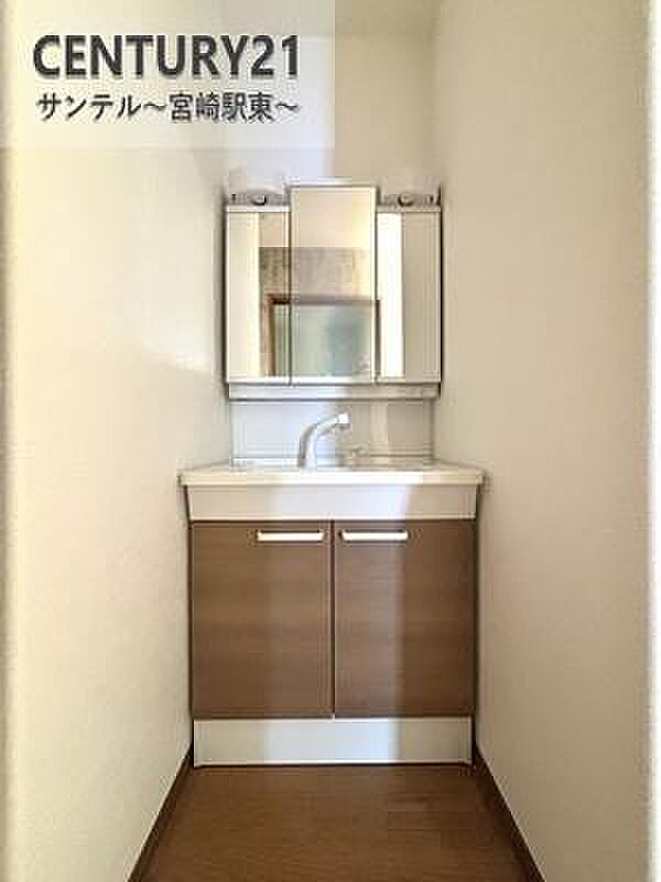 脱衣所と洗面台がそれぞれ独立している為、どなたかが入浴中でも気にせず洗面台化粧台を使用できます!