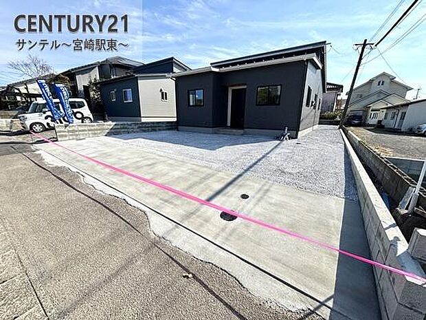 駐車場は2台駐車可能!※車種による。スペースも広く駐車が苦手な方でも楽に駐車可能です(^^♪日当たり良好!