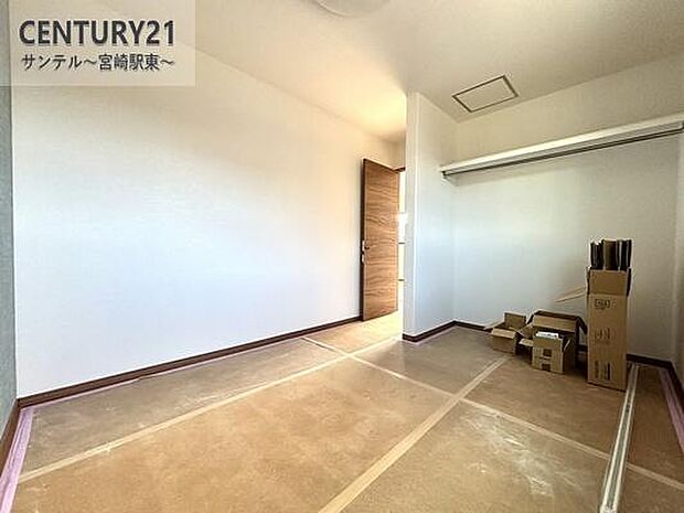 主寝室にいかがでしょうか♪風通し良好です(^^♪洋服の出し入れがしやすいオープンクローゼットも完備しております!