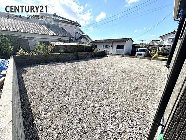 お休みの日は、お庭でガーデニング、バーベキューなど、自由に使える素敵なスペースです♪