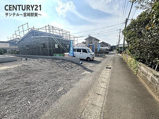 前面道路から撮影した現地写真です♪