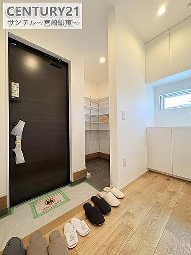 収納力の高いシューズインクローゼット付きで、靴や傘、アウトドア用品までスッキリ。ゆとりある玄関ホールが来客時も快適です。