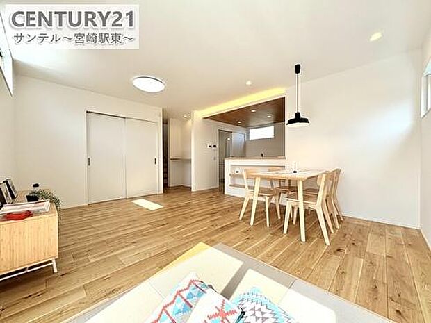 16帖のリビングです♪明るく、落ち着きのあるリビング♪ダイニングスペースも含めてゆとりのあるスペースで、ご家族でお食事や団らんしたり、ゆったりとしたご家族の時間を過ごせます♪