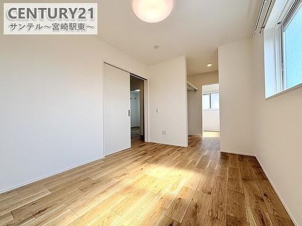 寝室は広々スッキリ♪ウォークするクローゼットがあるので家族の衣類もまとめて収納可能。生活動線もラクで、お部屋が常に整います