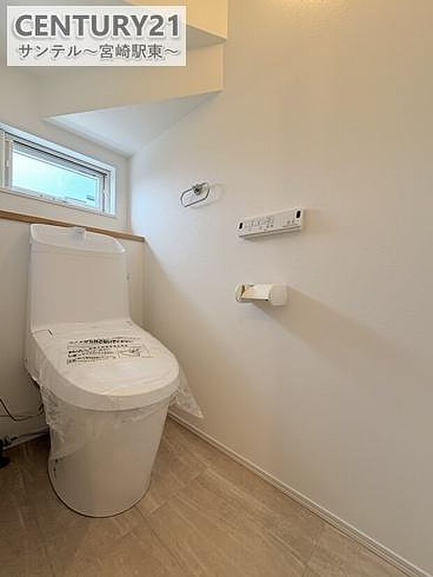 換気できる小窓付きのトイレです!温水洗浄暖房便座でございます(^^♪