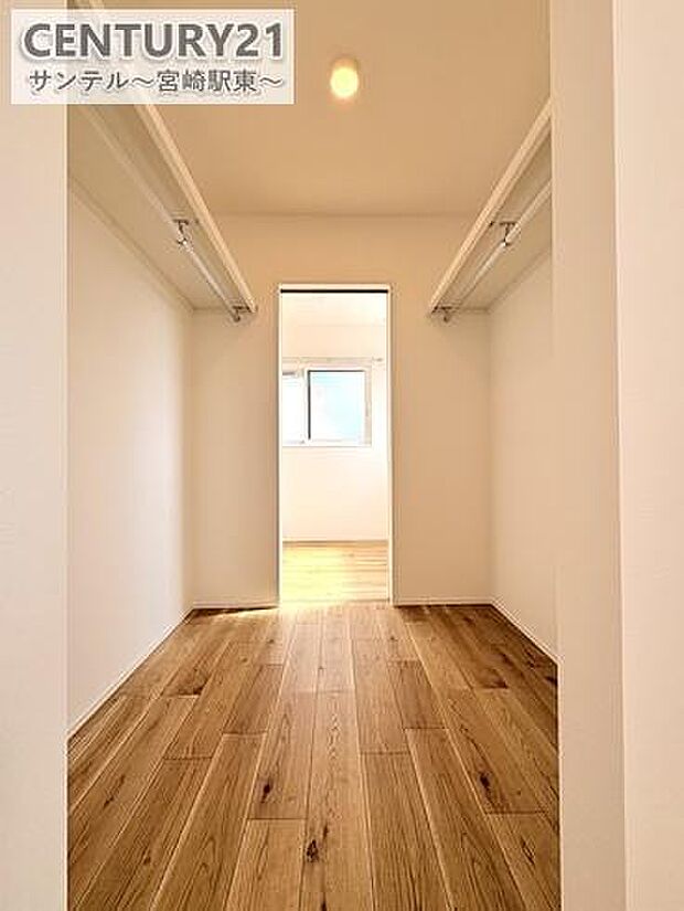 大容量のウォークスルークローゼットです!お洋服などを入れても十分な収納量♪