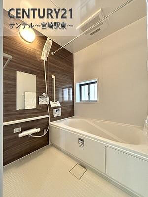 広々とした1坪タイプのシステムバス♪浴室乾燥、涼風、暖房、換気システムが付いておりますので、快適なバスタイムを過ごせます♪