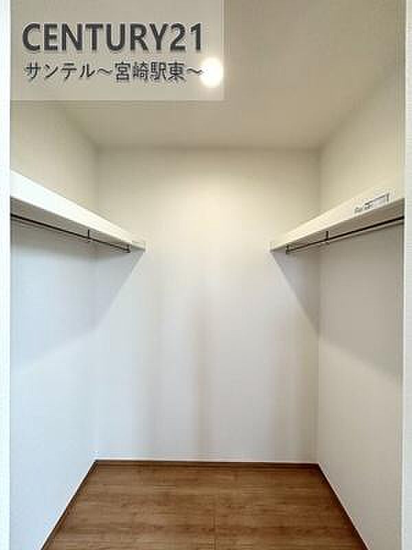 2階に収納力のあるウォークインクローゼットを設置。衣類はもちろん、寝具や季節家電もまとめて保管でき、室内を広く快適に使えます。