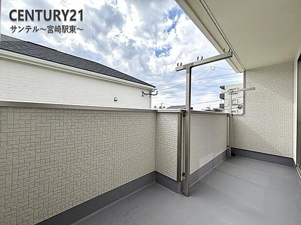 ぽかぽかした天気の良い日はバルコニーで洗濯物を外で干すことが出来ます♪