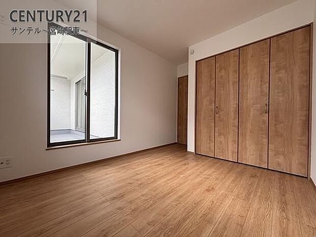 洋室です♪しっかり日が差し込みますので気持ちの良い目覚めができる素敵な洋室になります♪