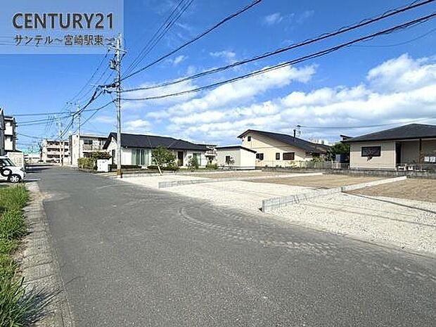 西側の前面道路の写真です♪