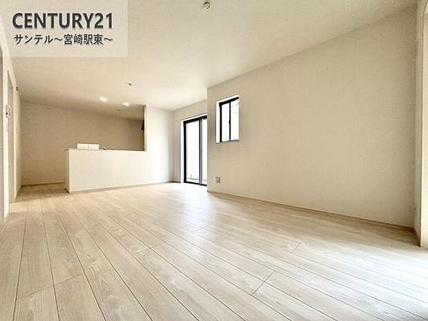 リビングです♪明るく、落ち着きのあるリビング♪ダイニングスペースも含めてゆとりのあるスペースで、ご家族でお食事や団らんしたり、ゆったりとしたご家族の時間を過ごせます♪