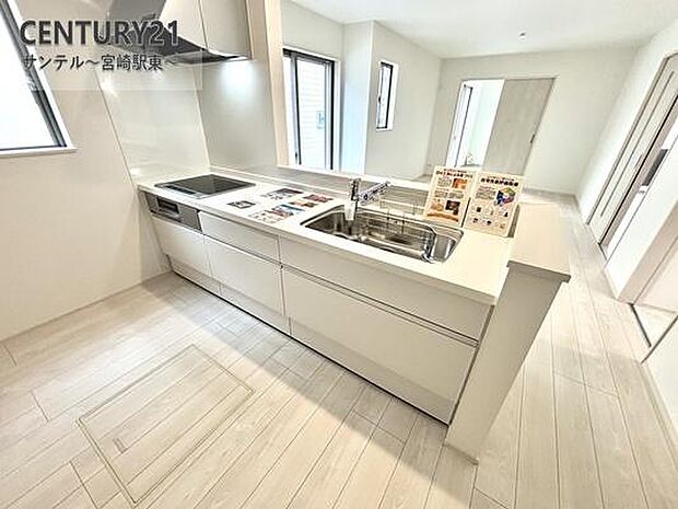 シンプルで使いやすい設計のキッチン♪そしてカウンターキッチンなので、リビングいるご家族と会話を楽しみながらお料理ができます♪