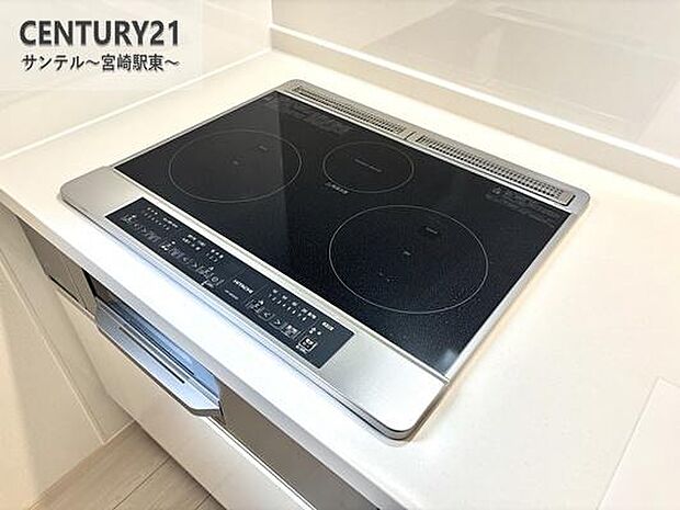 IHクッキングヒーター3口コンロ、グリル付です。