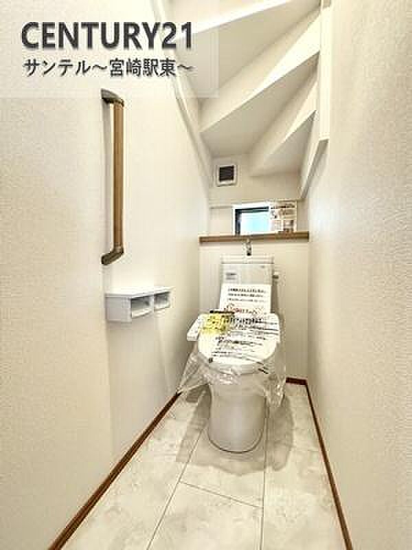 1階のウォシュレットが付いた落ち着いた空間のお手洗いになります♪