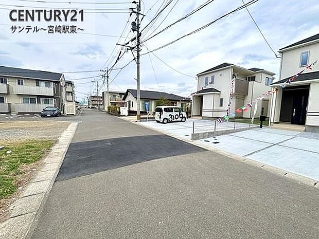 西側の前面道路の写真です♪