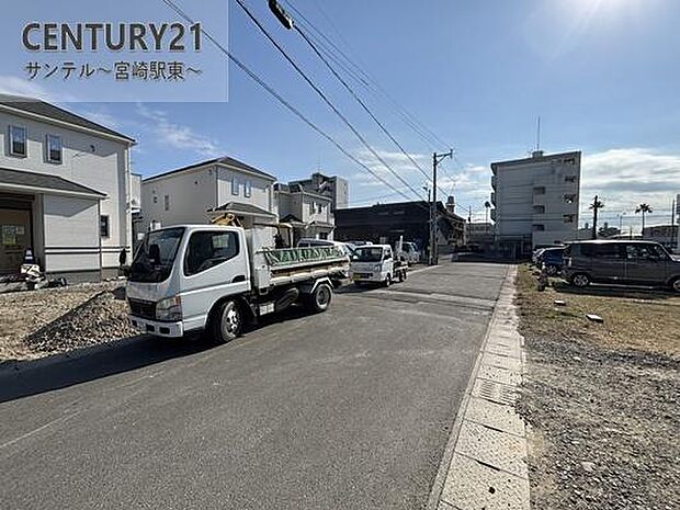西側の前面道路の写真です♪