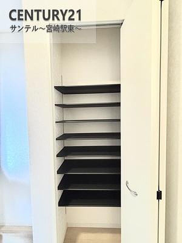 明るい玄関(^^♪容量にも余裕のあるシューズボックス完備しております!