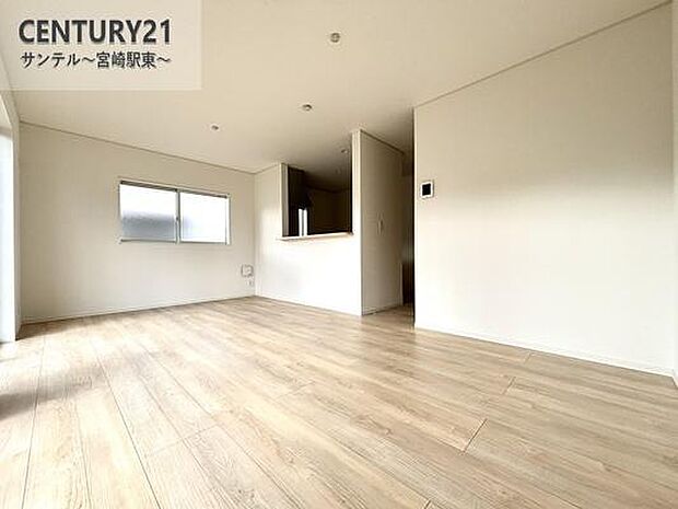 広々とした空間で快適に過ごせます。デスクスペース兼、書斎がございます。ライフスタイルに合わせて柔軟に使えます。