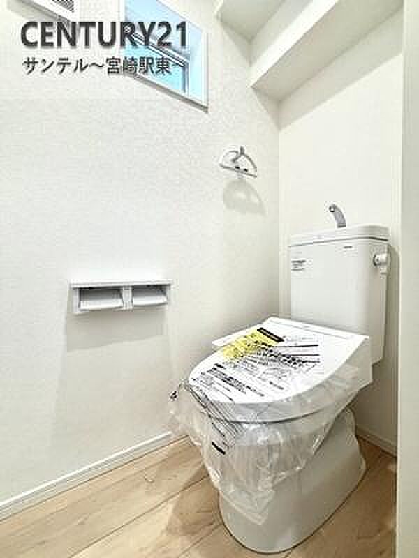 1階のトイレ♪換気できる小窓付きのトイレです!温水洗浄暖房便座でございます(^^♪