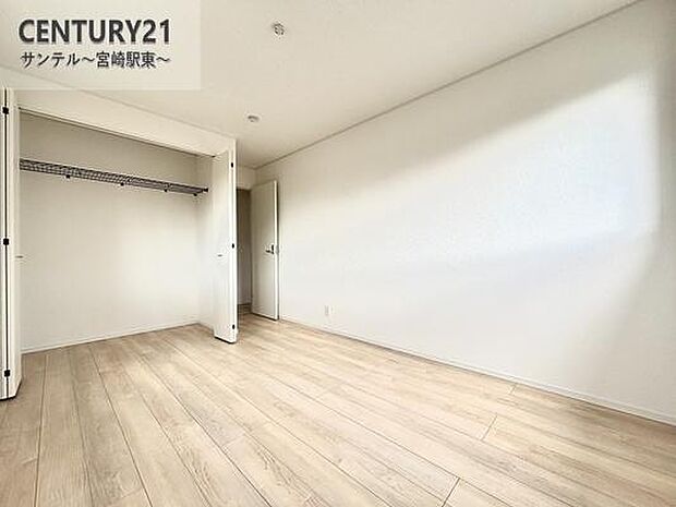 テレワークや趣味部屋としても使える洋室。明るい採光とクローゼット完備で使い勝手のよい洋室です。