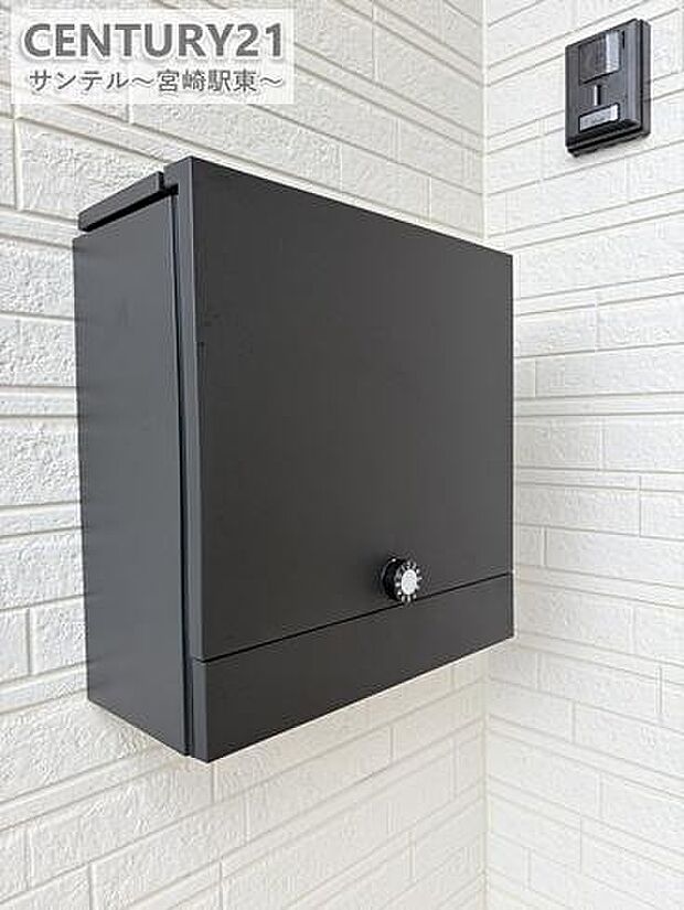 大きめの郵便ポストが設置済みです。