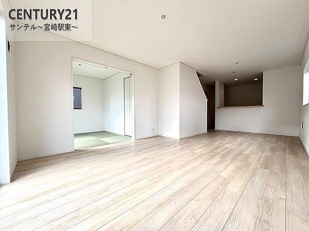 明るく、落ち着きのあるリビング♪ダイニングスペースも含めてゆとりのあるスペースで、ご家族でお食事や団らんしたり、ゆったりとしたご家族の時間を過ごせます♪