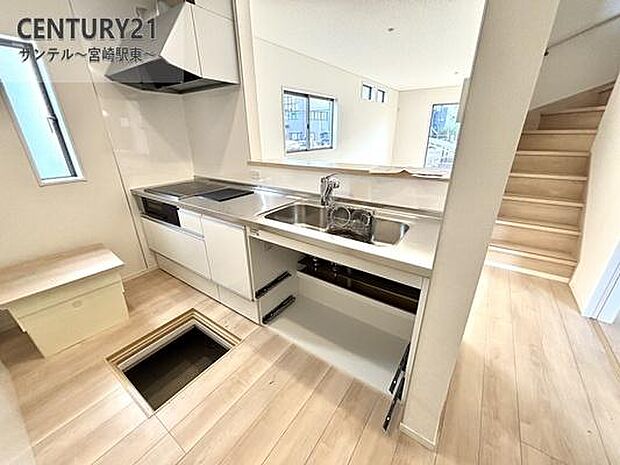 カウンターキッチンからリビングにいるご家族やお子様の様子が見えるので、コミュニケーションがとりながら、ご家族の大切な時間を共有できるキッチンです♪