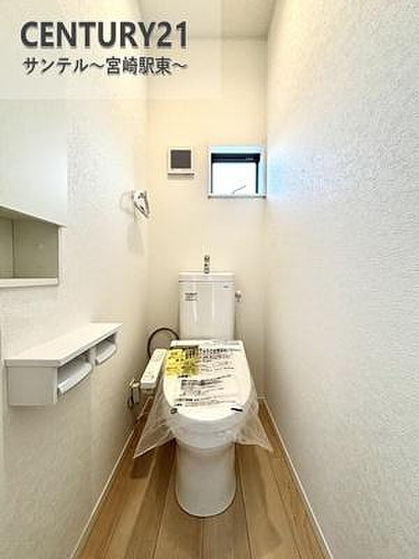 1階のトイレ♪換気できる小窓付きのトイレです!温水洗浄暖房便座でございます(^^♪