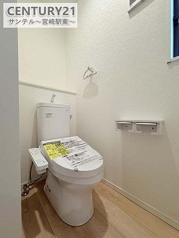 トイレに便利な収納棚付き。トイレットペーパーや掃除道具もすっきり収まり、見た目も清潔！