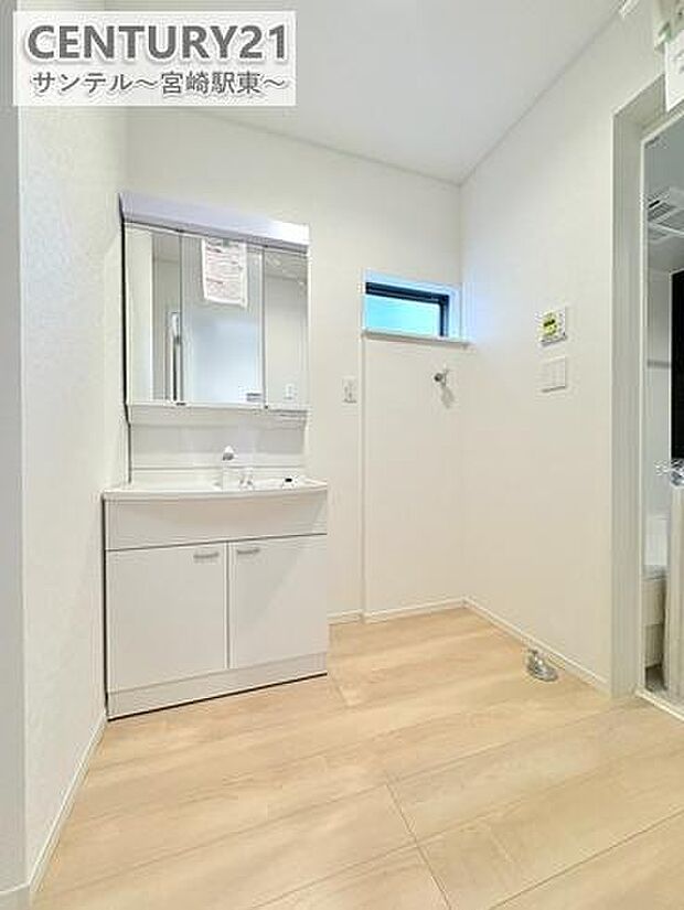 三面鏡付き洗面所で身だしなみもバッチリ。鏡の裏は収納スペースでスッキリ整理。