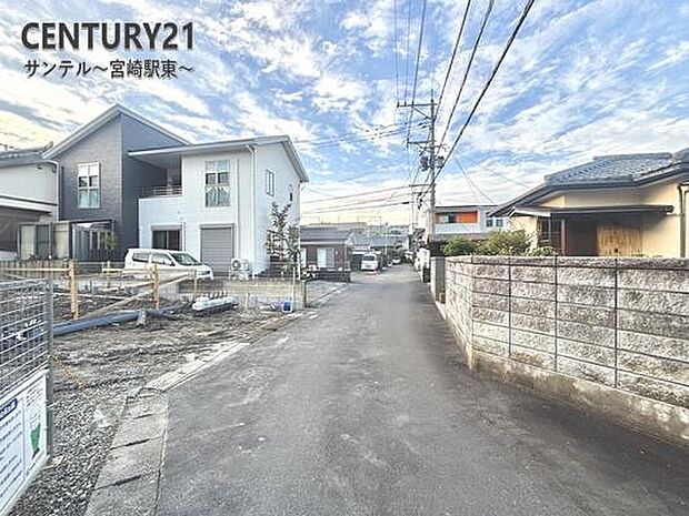 東側前面道路です。