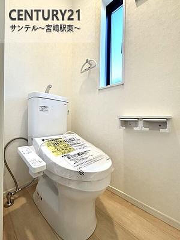 トイレに便利な収納棚付き。トイレットペーパーや掃除道具もすっきり収まり、見た目も清潔！