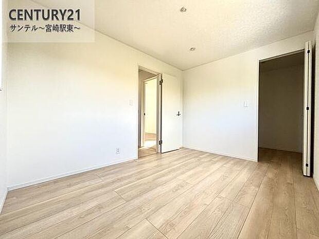 主寝室には大容量クローゼット付き。収納充実でお部屋がすっきり片付きます。