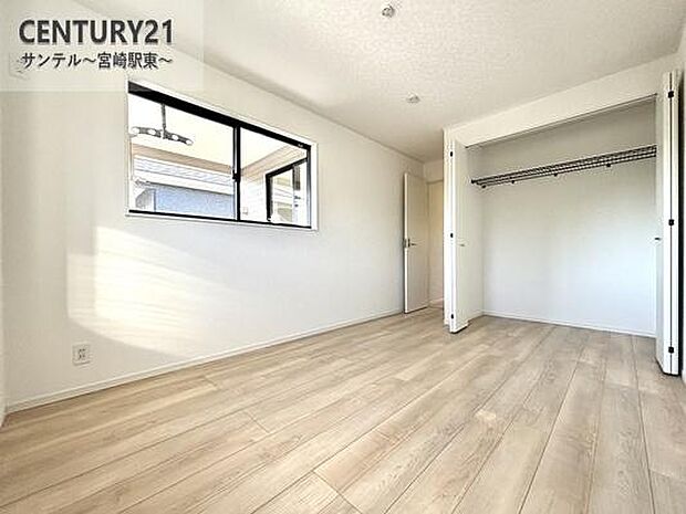 寝室にゆったりクローゼット完備。毎日の服選びもスムーズで快適な空間。