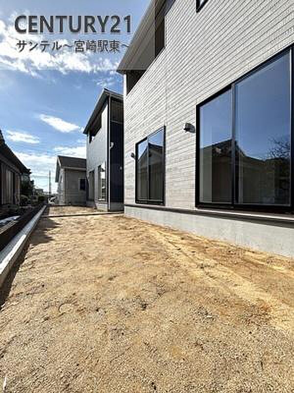 お休みの日はお庭でガーデニングなど、自由に使える素敵なスペースです♪