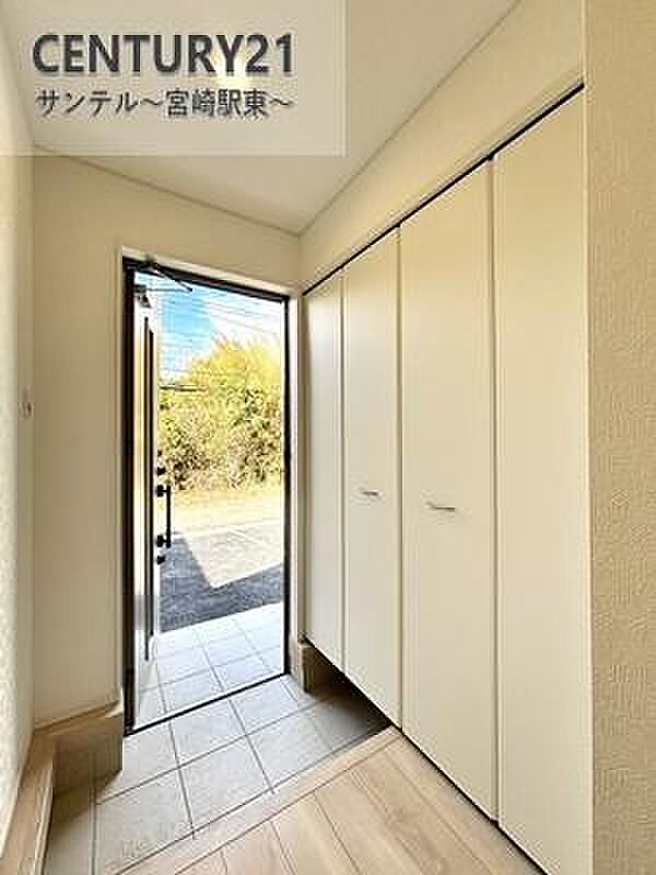 玄関には大容量のシューズボックスを設置。家族の靴もすっきり収納できて、いつでもキレイな玄関に！