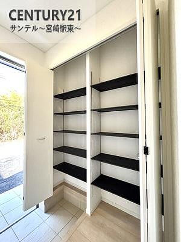 高さ調整できるシューズボックスで、ブーツやヒールもすっきり収納。使い勝手のいい玄関収納！