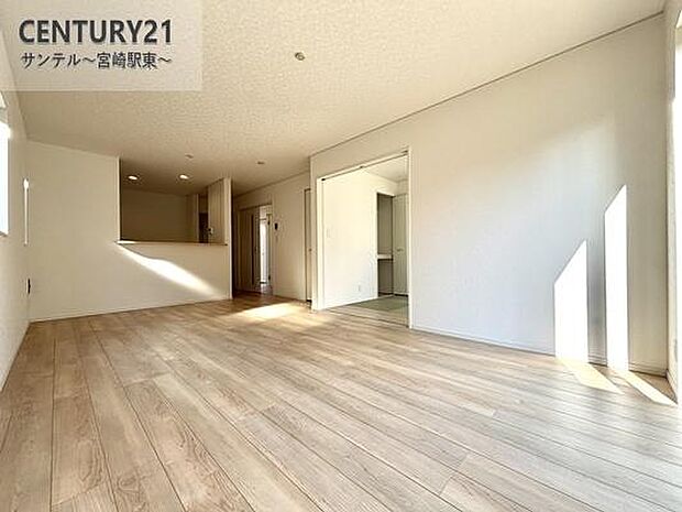 明るく、落ち着きのあるリビング♪ダイニングスペースも含めてゆとりのあるスペースで、ご家族でお食事や団らんしたり、ゆったりとしたご家族の時間を過ごせます♪