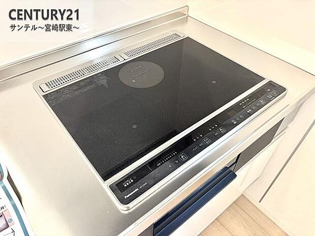 IHクッキングヒーター3口コンロ、グリル付です。