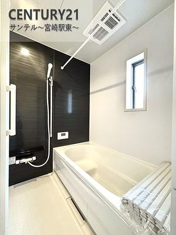 1坪のゆったりバスルームに浴室乾燥機付き。毎日の疲れを癒しつつ、洗濯物もカラッと乾いて快適！