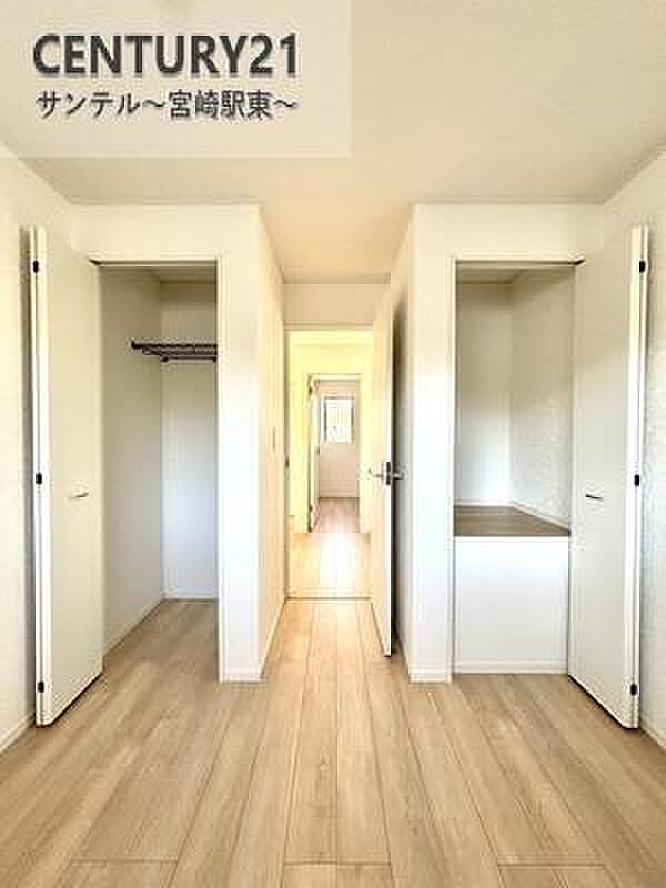 容量に余裕のあるクローゼットです!ご夫婦のお洋服などを入れても十分な収納量♪