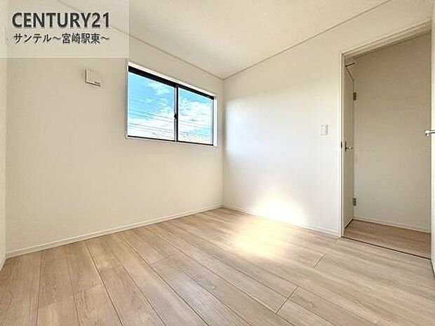 主寝室には大容量クローゼット付き。収納充実でお部屋がすっきり片付きます。